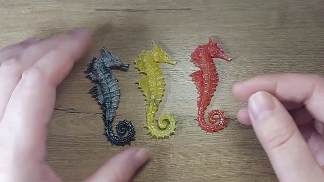 Брошь морской конёк из ювелирной смолы