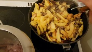 Жареный картофель с куриными потрохами