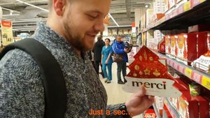 Иностранец в русском магазине говорит по-русски /A foreigner speaking Russian in a Russian shop