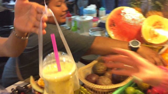 Как делают фруктовый Шэйк на Пхукете? Очень вкусно. смотреть онлайн