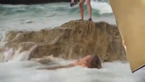 Как Кейт Аптон топлес позировала пока набежавшая волна не смыла модель и ее набедренную повязку