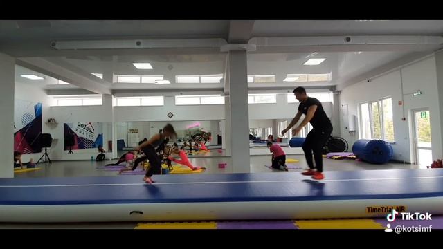 Акробатика Backflip - сальто назад на месте