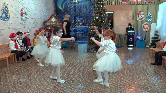 Лошадки на Утреннике. Новый год в детском садике. смотреть онлайн