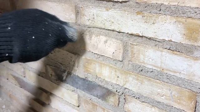 Кладка ригельного кирпича с поверхностью вассерштрих. Грубая расшивка швов лицевой кладки.