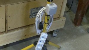 Прожектор на штативе для мастерской