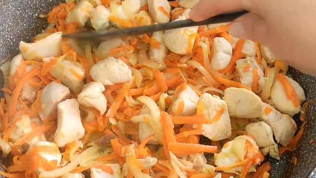 Куриная грудка с пекинской капустой в сметанном соусе – очень вкусно. Простой рецепт!