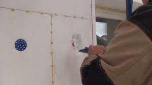 Неудачно забитый дюбель, как его удалить из фасада и заделать повреждение в утеплителе