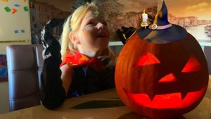 Хеллоуин праздник. Делаем тыкву. Очень страшно. Детский костюм и привидение атакуют.