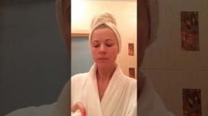 Очищение лица,нанесение крема .