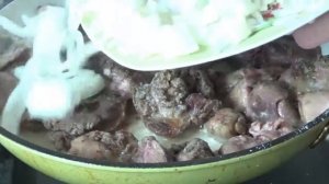 Жаренная куриная печень с луком, сметаной! Простой рецепт.