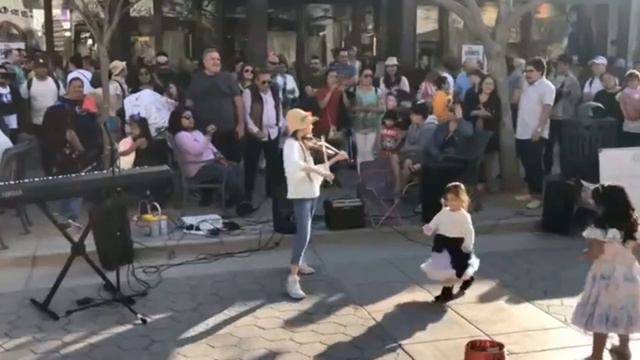 #有才華的人不埋沒 #超可愛的小觀眾一起起舞 10歲小女孩Karolina Protsenko 街頭小提琴演奏《Lambada》， 整個畫面都洋溢著幸福的氣息， #karolina Protsenk смотреть онлайн