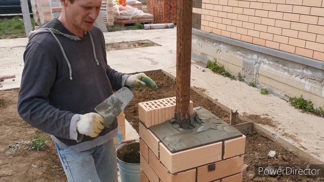 Кладка колонны керамическим кирпичом.
