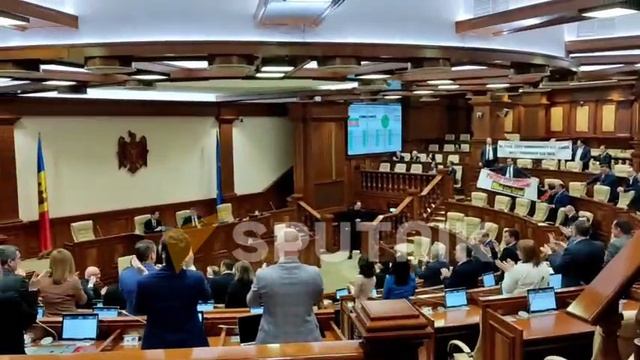 Депутаты парламента Молдавии официально отказались от молдавского языка как государственного