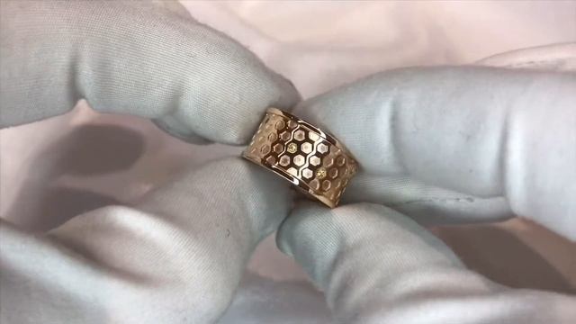 Золотое кольцо на заказ с рисунком сот HONEY смотреть онлайн