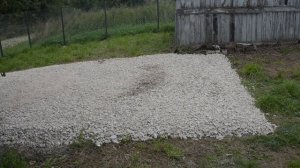 Отсыпаем площадку для автомобиля.