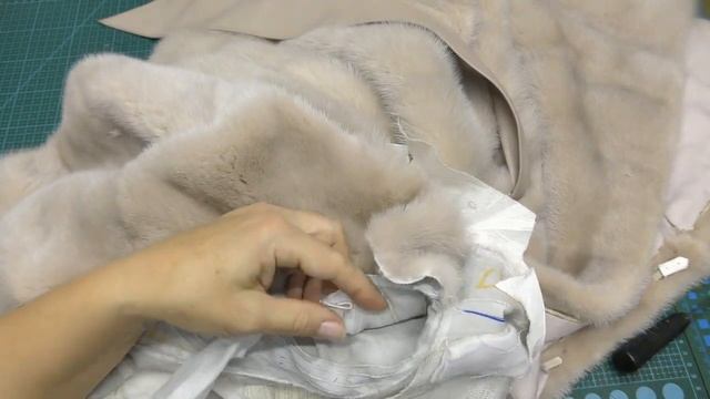 Как быстро выпороть капюшон в норковой шубе .