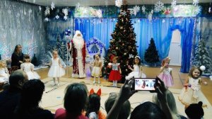 "Танец Новогодних Бусинок" младшая группа "Путешественники"