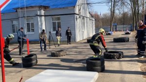 Эстафета между спасателем и пожарным