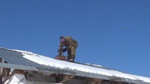 Козырек на трубу. Что творит этот парень !Аккуратнее НА СКОЛЬЗКОЙ КРЫШЕ!