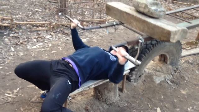 Жим лёжа - лесной тренажер вес примерно 100 кг смотреть онлайн