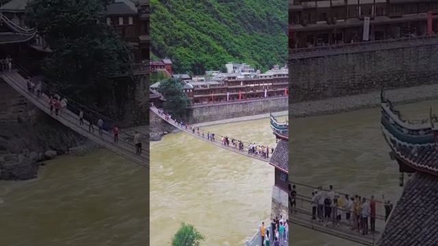 Walking on such a chain bridge, will your feet sweat? | 走在这样的铁链桥上，你会脚心冒汗吗？