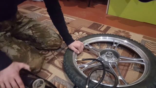 Перевернулся на мопеде, сломал колесо. Меняю колесо. смотреть онлайн