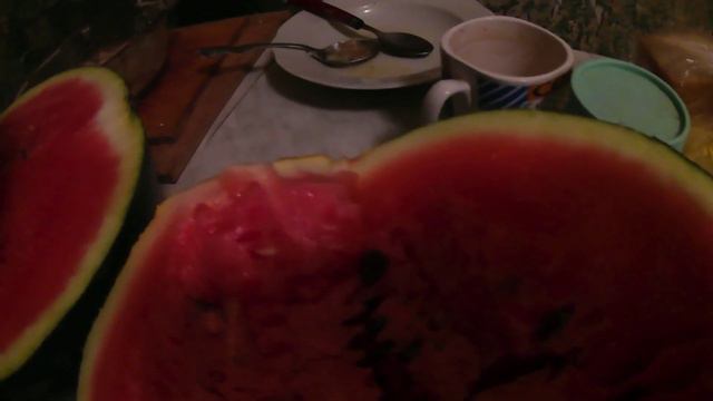 МНЕ КУПИЛИ АРБУЗ 21й ЗА 350 РУБЛЕЙ. ПОПАЛСЯ ВКУСНЫЙ, САХАРНЫЙ... смотреть онлайн