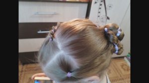 Интересная прическа для девочки с плетёным пучком.