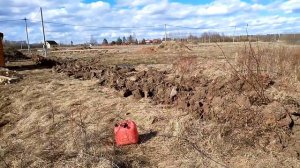 Мини экскаватор прицепного типа в действии