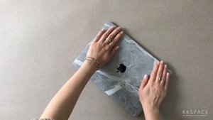 Нанесение виниловой наклейки KKSPACE на MacBook