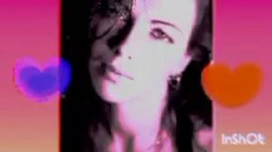 за окном девочка в бежевом платьице