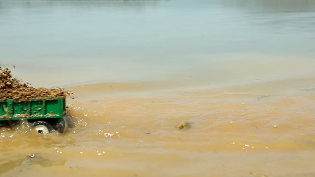 Экскаватор спас друга из ямы смотреть онлайн