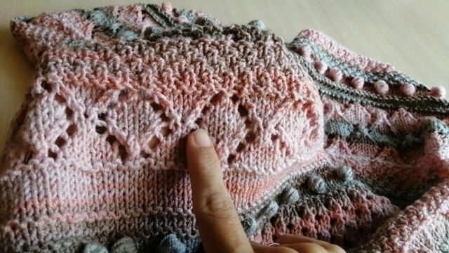 Бактус спицами с шишечками и ажуром.