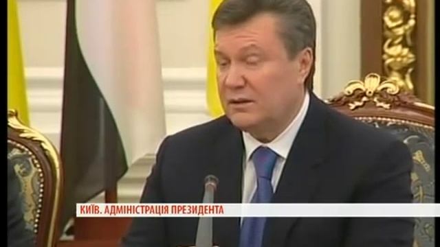 Янукович споткнулся о елку