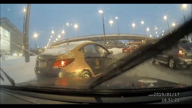 Показал неприличный жест и лишился бокового стекла