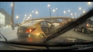 Показал неприличный жест и лишился бокового стекла