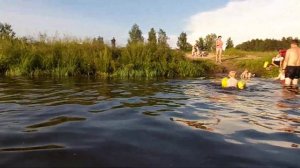 Отдых на природе.Купаемся на озере с сыном.
