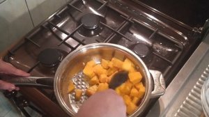 Как вкусно приготовить тыкву на сковороде: тыква тушёная со сметаной, чесноком и соевым соусом