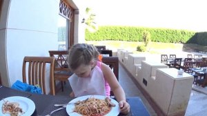 Отдых на красном море. Обед в отеле. Катя в бассейне.