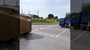 В Новороссийске перевернулась фура, груженная абрикосами