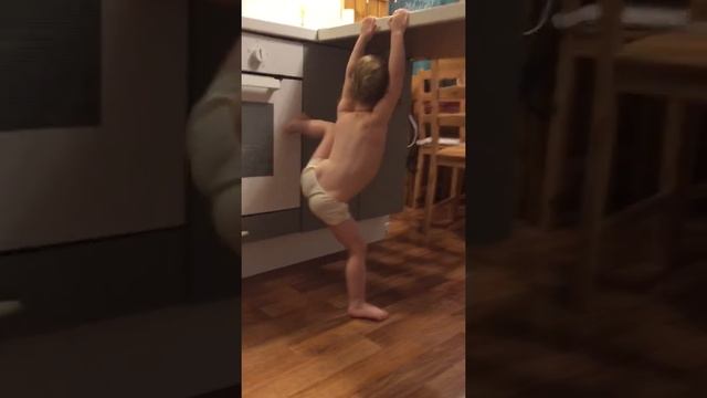 Ребёнок бесится смотреть онлайн