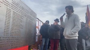 Juan Diego Botto lee la placa homenaje  en Villadangos del Páramo a los asesinados y desaparecidos.