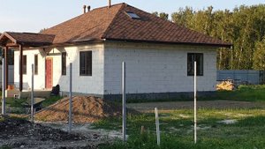 Часть 3. Заливка фундамента под откатные ворота и ленты забора, сварка каркаса под профностил.