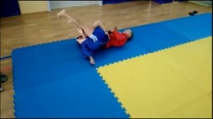 Варианты рычага с захватом руки между ног