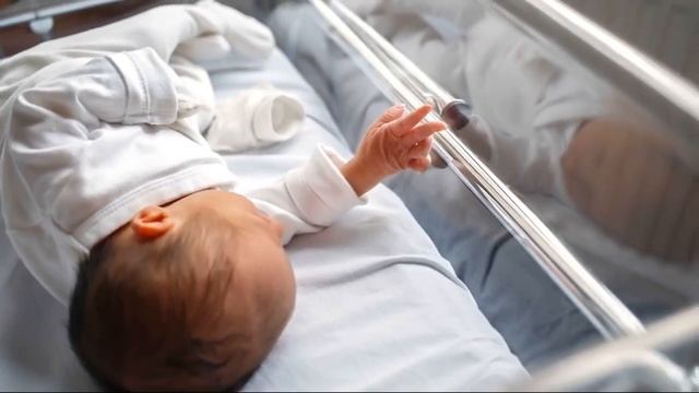 ПОЧЕМУ РЕБЕНОК МОЖЕТ РОДИТЬСЯ С НИЗКИМ ВЕСОМ | 7 причин низкой массы тела ребенка при рождении смотреть онлайн