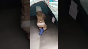 Ставим палатку под дождем.