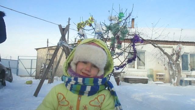 Новогодний подарок детям.Прикольное видео.Как сделать горку.Горка детям за 5 минут.Семья в деревне. смотреть онлайн