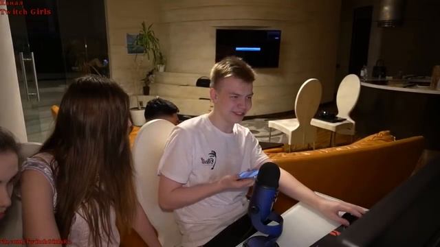 AhriNyan Подкатила К StroGo, Пока Karavay Спал. Стрим Хата Бустера смотреть онлайн