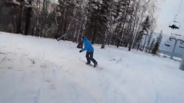 Размеренный спуск с горы на горных лыжах