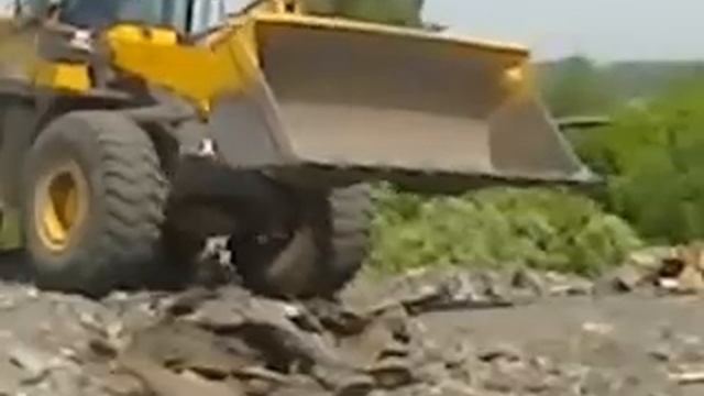 Фронтальный погрузчик делает планировку